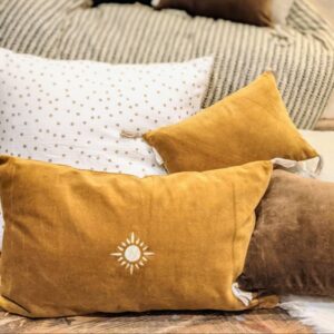 2000049113677-coussin-30x50---velours-soleil---or