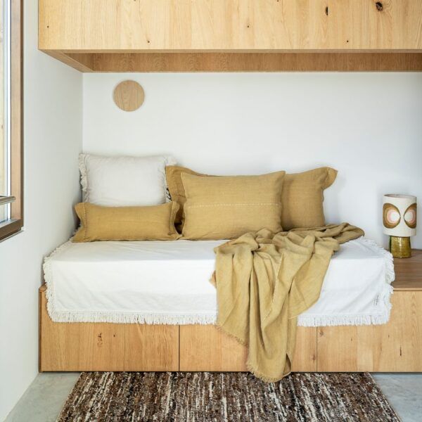 3701501328514-coussin-comics-30x60---honey