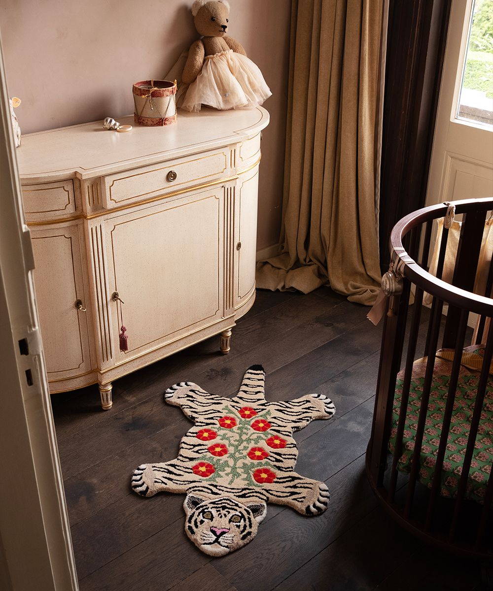 2000049125496-tapis-floral-white-tiger-rug-small