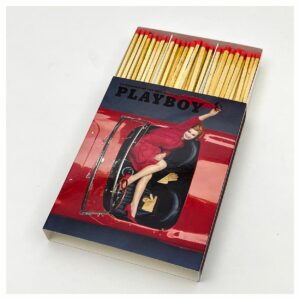 3662101090471-boite-dallumettes-playboy---1963-08-voiture-rouge